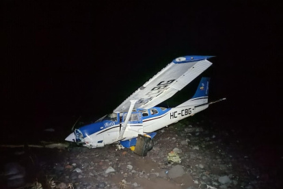 La parte delantera de la avioneta quedó destruida.