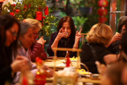 Tres teteras se emplean en el ritual, una para calentar, otra para verter, y la última para servir.