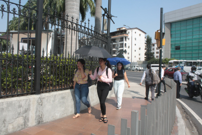 Clima. Con paraguas, ciudadanas se protegen de los rayos solares en la avenida Carlos Luis Plaza Dañín, norte de Guayaquil. Sobres las aceras faltan espacios que brinden sombra.