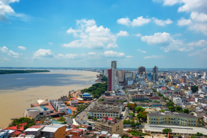 Guayaquil es una de las ciudades donde rige el toque de queda.