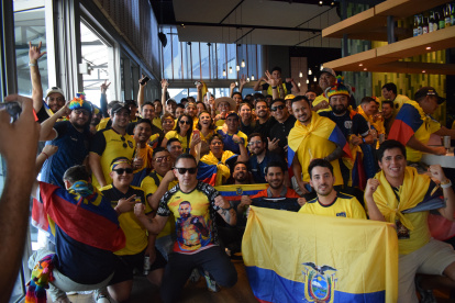 El bar The Gabriel, a pocas cuadras del Kaseya, fue el punto de encuentro para desde ahí salir masivamente hacia la sede del combate.