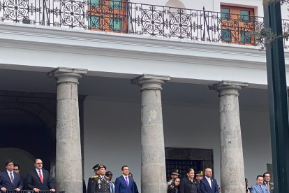 Invitados. Pablo Muentes (al extremo derecho) ocupa un lugar prominente en el Palacio de Carondelet, a pocos metros del presidente de la República.