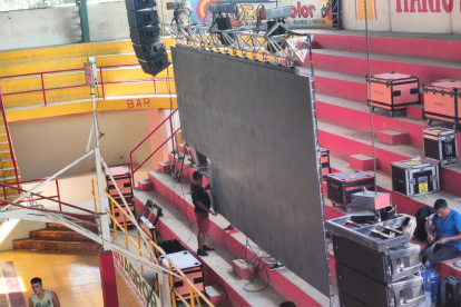 Cerca de una docena de trabajadores instalaron ayer la pantalla.