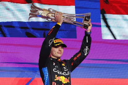Jeddah (Saudi Arabia), 09/03/2024.- Winning Red Bull Racing driver Max Verstappen of Netherlands celebrates with the trophy on the podium after the Formula 1 Saudi Arabia Grand Prix at the Jeddah Corniche Circuit in Jeddah, Saudi Arabia, 09 March 2024. (Fórmula Uno, Países Bajos; Holanda, Arabia Saudita) EFE/EPA/ALI HAIDER