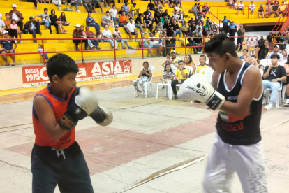 Los dos adolescentes durante el enfrentamiento.