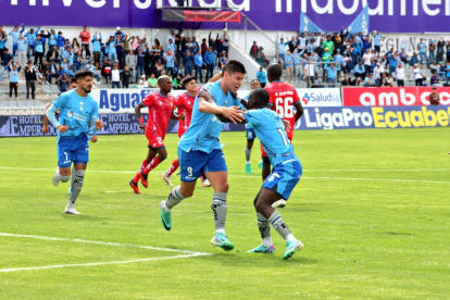 Facundo Pons (c) anotó el penal que le dio la victoria a Macará sobre El Nacional.
