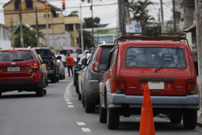 Autos. Carros pueden estacionarse en orillas de la vía pública, siempre que no haya una señal de prohibición.