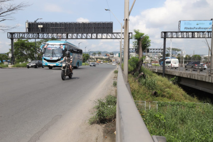 Un ciudadano cayó al río tras perder pista en su motocicleta sobre el Puente de la Unidad Nacional.