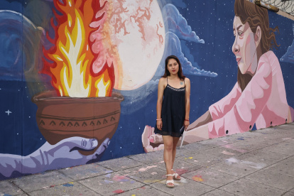 La Karishina. Mural que representa a una madre  entregando a su hija el fuego, símbolo de fuerza. Su autora Estefanía Suárez hace un homenaje a la lucha de la mujer.