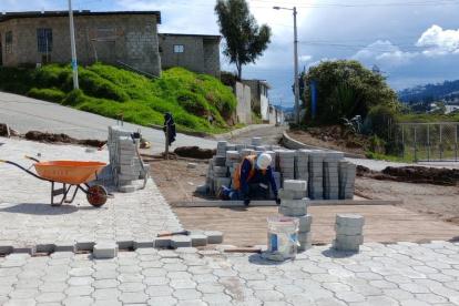 Los trabajos de recuperación se ejecutan una vez que terminó la construcción de aceras en la calle De Las Madreselvas.