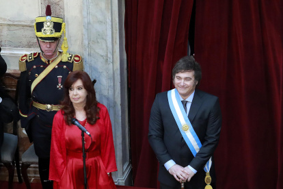 El presidente de Argentina, Javier Milei (d), y la exmandataria argentina Cristina Fernández.
