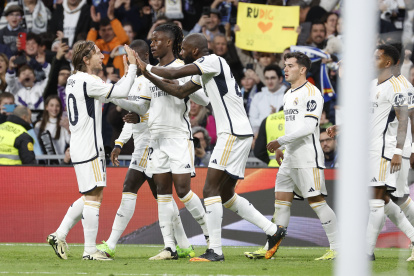 MADRID, 10/03/2024.- Los jugadores del Real Madrid celebran el gol de Vinicius Jr., durante el partido de la jornada 28 de LaLiga que Real Madrid y Celta de Vigo disputan hoy domingo en el estadio Santiago Bernabéu. EFE/J.J. Guillén