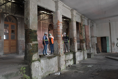 Daños. Entre las obras que se llevan a cabo en la casa está la reparación de paredes de adobe, ladrillo y bahareque, que presentan altos niveles de deterioro.