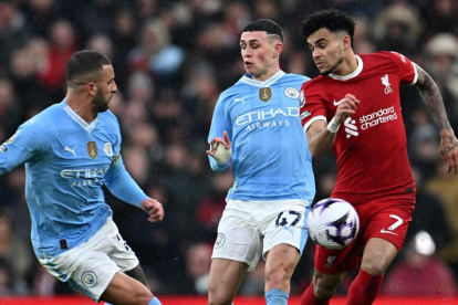 El colombiano Luis Díaz (d) fue uno de los que destacó en el empate de Liverpool sobre Manchester United