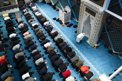 Durante este mes, los musulmanes deben abstenerse de comer, beber, fumar y mantener relaciones sexuales desde el amanecer hasta el atardecer.