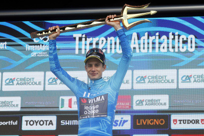 San Benedetto Del Tronto (Italy), 10/03/2024.- Jonas Vingegaard of the Team Visma Lease a Bike celebrates on the podium after winning the 59th Tirenno-Adriatico cycling race, in San Benedetto del Tronto, Italy, 10 March 2024. (Ciclismo, Italia) EFE/EPA/ROBERTO BETTINI