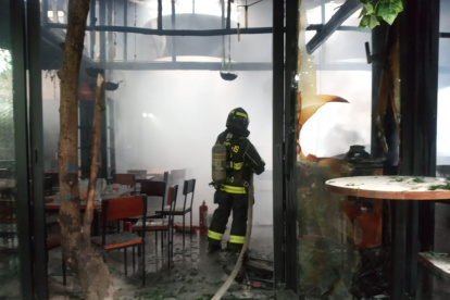 15 bomberos atendieron la emergencia en el restaurante Katari Cumbayá.