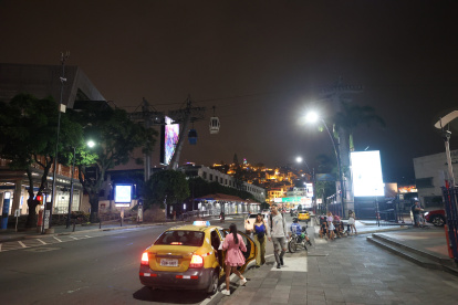 En la calle Loja y avenida Malecón convergen la estación de la Aerovía y el Malecón 2000, con dirección hacia el barrio Las Peñas y el cerro Santa Ana, sitios turísticos porteños.