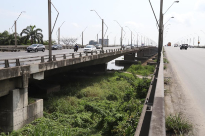 El accidente ocurrió en el tramo del puente que va de Guayaquil hacia la Puntilla.