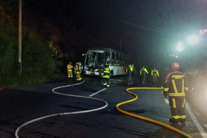 El incendio vehicular fue controlado por el Cuerpo de Bomberos de Quito.