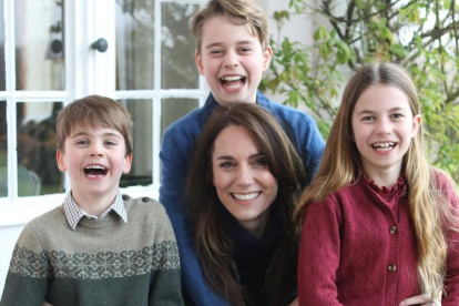 Kate Middleton junto a sus hijos.