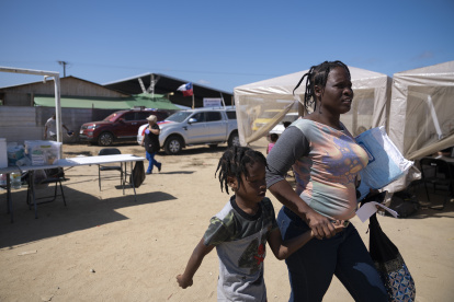 Una mujer migrante acude al puesto instalado por la Organización Internacional para las Migraciones (OIM) y el Servicio Nacional de Migraciones (SERMIG)