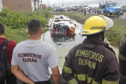 La mitad de la unidad del transporte quedó sumergida en el agua de la zanja.