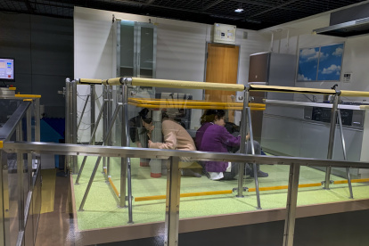 Una plataforma con decorado que simula una cocina imita sismos de distintas intensidades mediante temblores artificiales.