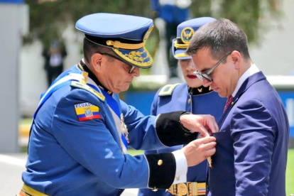 Daniel Noboa fue condecorado por el comandante de la Policía, César Zapata, durante el evento en la Escuela Superior General Enríquez Gallo, en Quito.