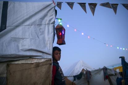 Refugiados palestinos decoran el campamento en Deir Al Balah para el Ramadán