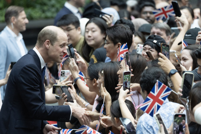 Archivo. El Príncipe Guillermo de Gran Bretaña saluda a la multitud reunida frente al Rain Vortex, en Singapur.
