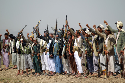 Soldados de Al Qaeda celebran el avance de las tropas en Oriente Medio. Armado hombres yemeníes leales a las consignas movimiento chiíta grito Huthi durante una reunión tribal contra los militantes de al-Qaeda en el área de Bani al-Harith, al norte de Saná, el 17 de agosto de 2014 Yemen se enfrenta a múltiples problemas internos, entre ellos la inseguridad en curso y las insurgencias que plantea por los combatientes chiitas Houthi, los separatistas del sur y el al-Qaeda en la Península Arábiga (AQAP). AFP PHOTO / MOHAMMED HUWAIS. Armed Yemeni men loyal to the Shiite Huthi movement shout slogans during a tribal gathering against al-Qaeda militants in the Bani al-Harith area, north of Sanaa, on August 17, 2014. Yemen faces multiple domestic problems, including ongoing insecurity and insurgencies posed by Shiite Houthi fighters, southern separatists and the al-Qaeda in the Arabian Peninsula (AQAP). AFP PHOTO / MOHAMMED HUWAIS.