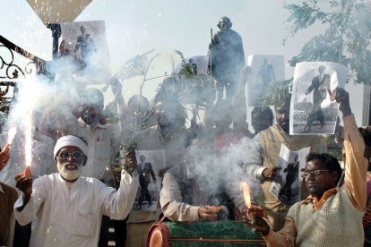Simpatizantes de un partido político en India durante una campaña electoral.