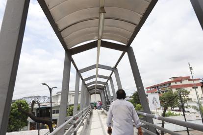 Puente petonal en la avenida Delta sin techo.