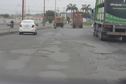 2. Vías. Las calles de la León Febres Cordero tienen cientos de huecos. El problema se evidencia casi a lo largo de los 7 kilómetros de extensión.