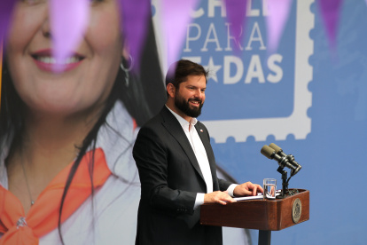El presidente de Chile, Gabriel Boric, durante un acto conmemorativo por el Día Internacional de la Mujer el viernes 8 de marzo en La Pintana, Santiago.