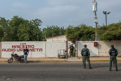 Fotografía del 9 de marzo del 2024 donde se observan las instalaciones de escuelas ubicadas en el Municipio La Cañada de Urdaneta, en Maracaibo (Venezuela). 



Padres denunciaron amenazas de una banda criminal a escuelas de La Cañada de Urdaneta, en el noroeste de Venezuela, por lo que estudiantes de este municipio no han podido asistir a clases, por temor de sus representantes a que los niños sean víctimas de un ataque. EFE/ HENRY CHIRINOS