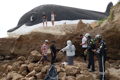 Rescate. Se llevó a cabo a pocos minutos de ocurrida la avalancha causada por el derrumbe del acantilado.