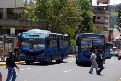 Muchos de los buses rebasan a otros cuando están en las paradas. Otros, en cambio, se quedan mucho tiempo y esto genera congestión.
