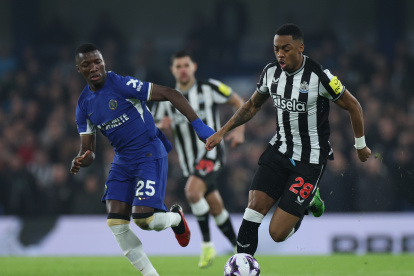 El volante ecuatoriano Moisés Caicedo (i) tuvo una destacada actuación ante Newcastle.