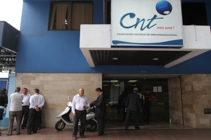 Según el asambleísta Ramiro Vela, hay asesores de gerencia en CNT que ganan 7.900 dólares.