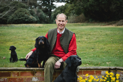 Con motivo de sus 60 años se publicaron cuatro fotos tomadas por Chris Jelf en las que aparece con sus sus perros Teal (labrador), Mole (cocker spaniel) y Teasel (cachorro de labrador).