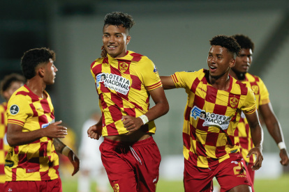 Christopher Zambrano (c) marcó un doblete en la victoria sobre Defensor Sporting.