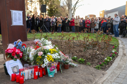 Varias personas participan en el acto en recuerdo de las víctimas de los atentados del 11 de marzo de 2004 organizado por la Asociación 11M Afectados del Terrorismo