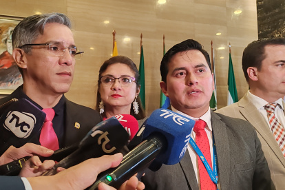 El legislador Paúl Buestán dando declaraciones.