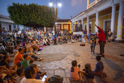 Archivo. Un artista que se presenta durante un festival de arte callejero.