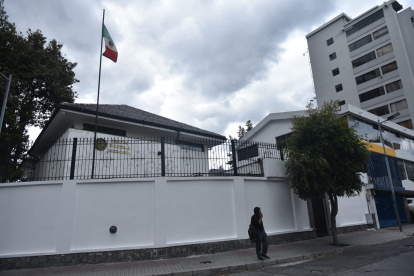 En los exteriores de la Embajada de México en Quito se encontraban siete efectivos preventivos, tres de Mantenimiento del Orden y personal de Inteligencia.