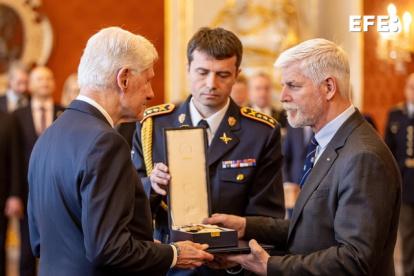El ex presidente estadounidense Bill Clinton (izquierda) recibe la condecoración estatal, la Orden del T.G. Masaryk