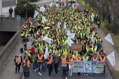Varios centenares de miembros del personal de tierra, de seguridad y de cabina de Lufthansa en huelga se manifiestan en los alrededores del aeropuerto de Fráncfort
