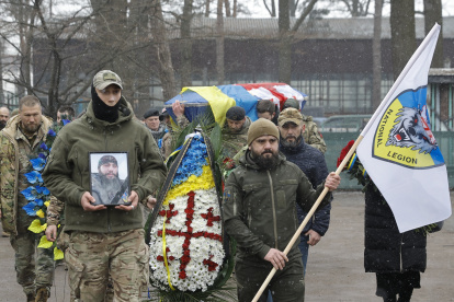 Parientes y amigos participan en Kiev del funeral de milicianos que integraban la legión georgiana.